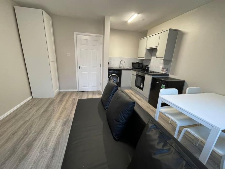 Hosted By Ryan - 1 Bedroom